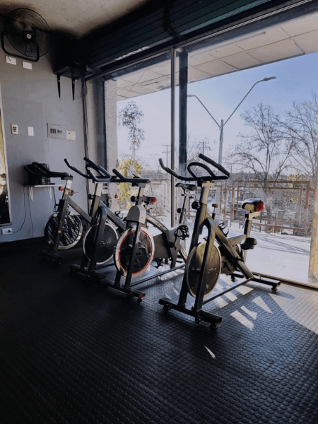 Bicicletas estáticas dentro y fuera del gimnasio Raptor Fitness Center