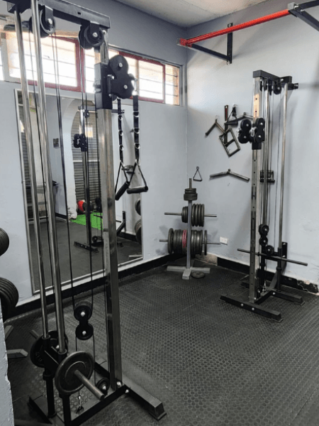 Estaciones de poleas para entrenamiento biomecánico en Raptor Fitness Center
