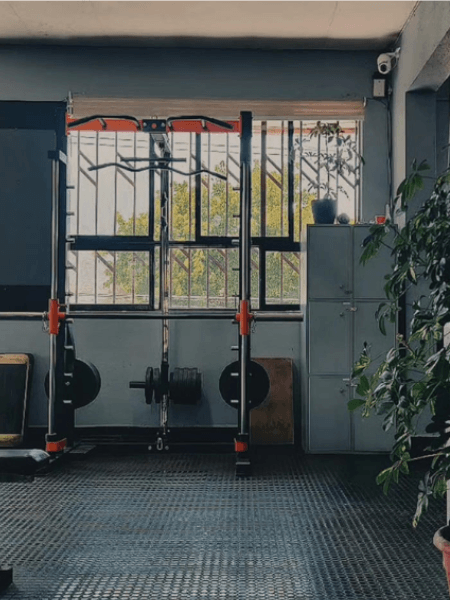 Racks de fuerza para peso muerto y sentadillas en Raptor Fitness Center